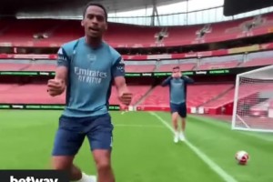 太不可思议了！廷贝尔就像定海神针一样接住了这个神奇的传球