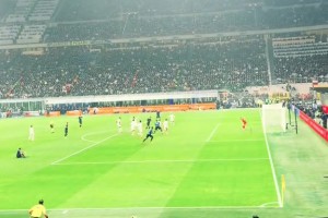 是点球吗？梅阿查实拍：皮奥禁区内遭拉拽摔倒，主裁判没表示