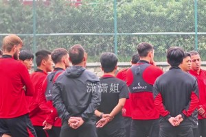 韦世豪伤愈归队合练，满脸笑意尽显好心情