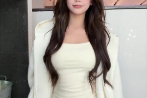 椰子浅跳一下手势舞 戴上眼镜年轻似学生