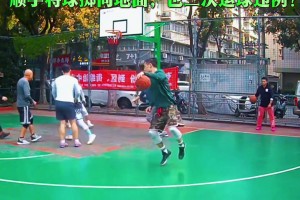 抢到篮板之后顺手将球掷向地面 算二次运球违例吗？