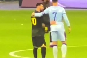 这画面太美！C罗梅西同框，两人握手搂肩微笑拥抱致意